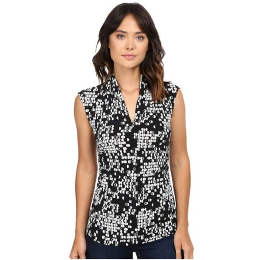 ✨ HP✨Vince Camuto red & black print print top ✨